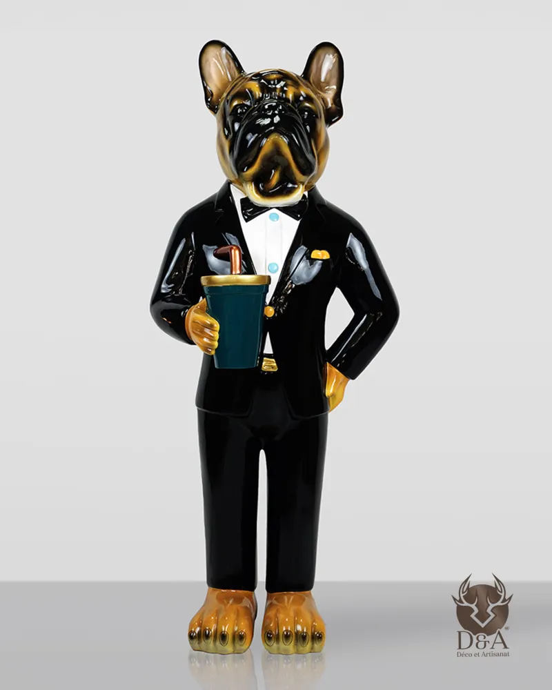 Chimère Bulldog en costume avec tasse Chimère Bulldog en costume avec tasse