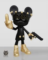 Maus zeigt den Finger mit einer Pistole – Dekorative Design-Statue