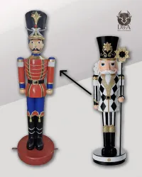 Harzstatue eines „Nussknacker XXL“-Soldaten mit geometrischen Mustern