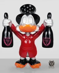 Paperon de' Paperoni in un abito Louis Vuitton e champagne rosso