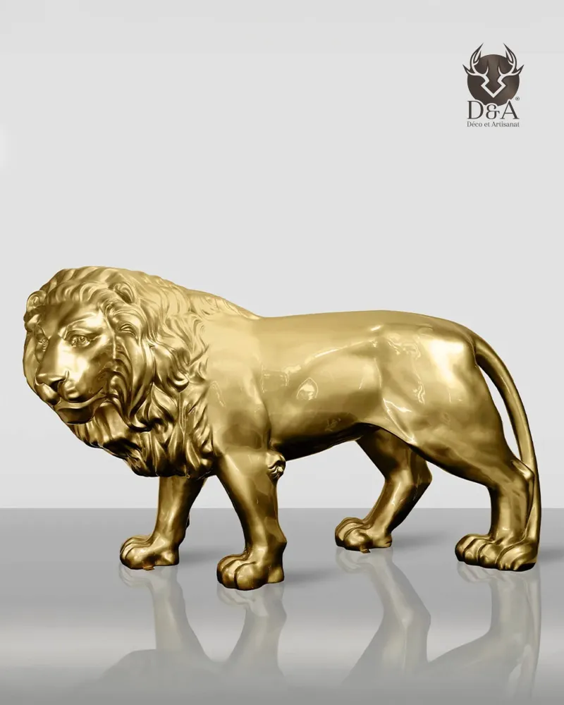 Estátua e escultura em resina de um leão dourado