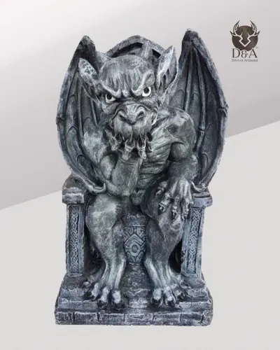 Wasserspeier auf einem Thron. Fantasiedekoration.