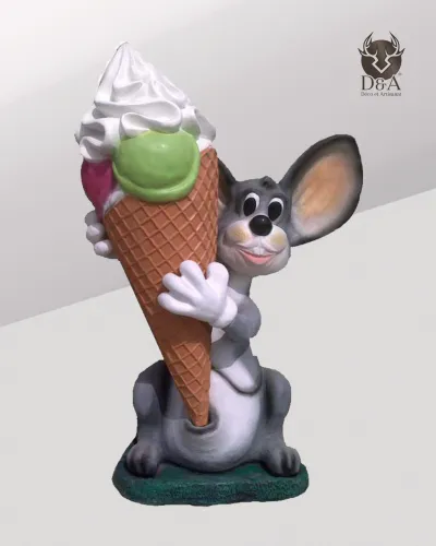 Estátua realista de rato em resina com sorvete.