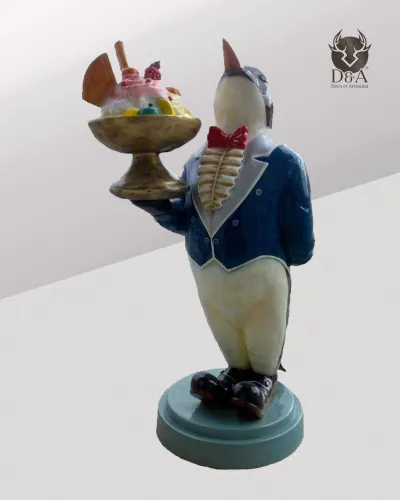 Estátua realista em resina de um pinguim garçom com uma taça de sorvete.