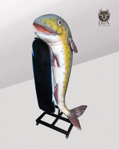 Statua realistica di pesce in resina con cartello