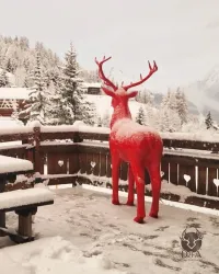 Statua di cervo grande rinforzata: decorazione interattiva per uso interno ed esterno.