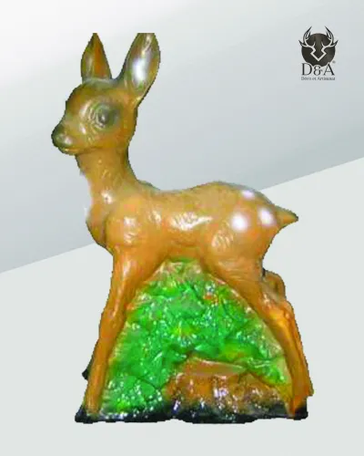 Realistische stehende Hirschstatue aus Kunstharz