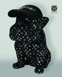 Žival iz smole, ta buldog z belo kapo z monogramom LV