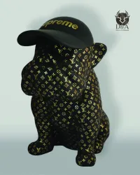 Bouledogue avec casquette monogramme LV or