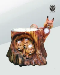 Estatua decorativa de resina de una ardilla con trompa realista.