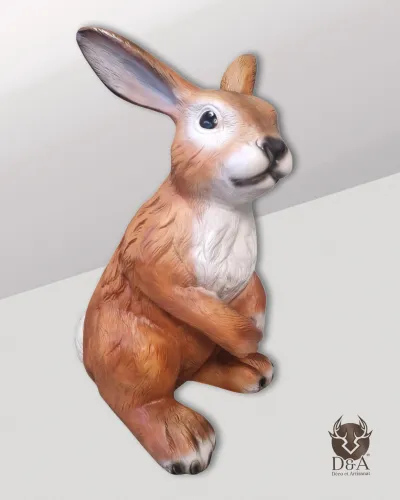 Realistischer Hase aus Kunstharz, ein Schlüsselelement Ihrer Osterdekoration.