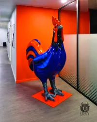 Il gallo gigante colorato, la mascotte dei francesi