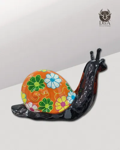 Escultura de caracol com motivos florais