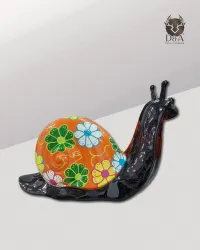 Escultura de caracol com motivos florais