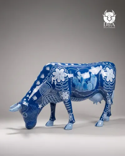 Lebensgroße, künstlerische Kuh aus Delfter Blau, gefertigt aus Fiberglasharz