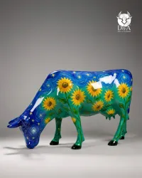 Lebensgroße, künstlerische Kuh mit Sonnenblumenmotiv