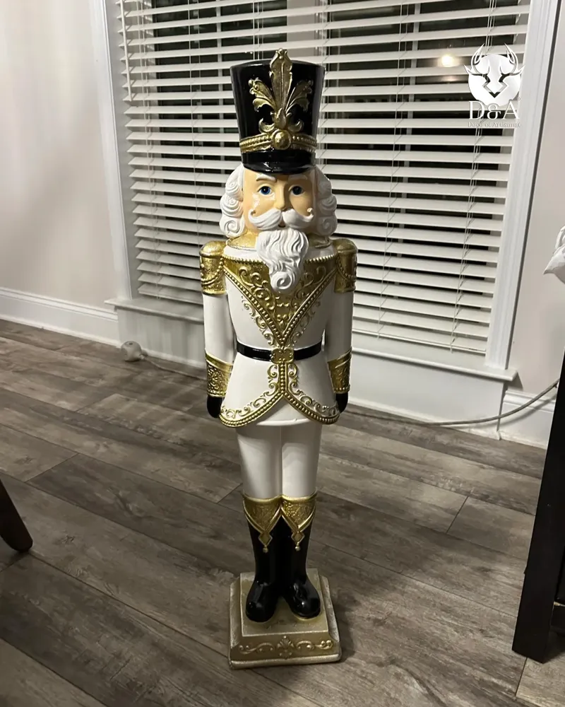 Dekorativer Nussknacker 95 cm aus Kunstharz – Schwarz, Gold, Lilie
