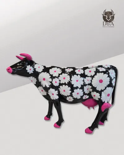 Dieren | Zwarte koe met witte bloemen voor je buitendecoratie