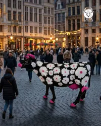 Dieren | Zwarte koe met witte bloemen voor je buitendecoratie