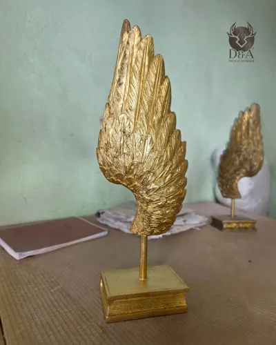 Gouden engelenvleugelsculptuur – Decoratief beeld op een boekvormige sokkel