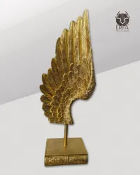 Goldene Engelsflügel-Skulptur – Dekorative Statue auf einem buchförmigen Sockel