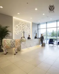 Lebensgroße geometrische Kuh aus Kunstharz – Designerskulptur