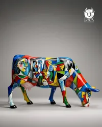 Estátua multicolorida de vaca cubista em tamanho real feita de resina de fibra de vidro.