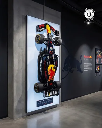 Replica da parete della monoposto di Formula 1 Red Bull Racing, alta 180 cm – Scultura decorativa di Formula Uno