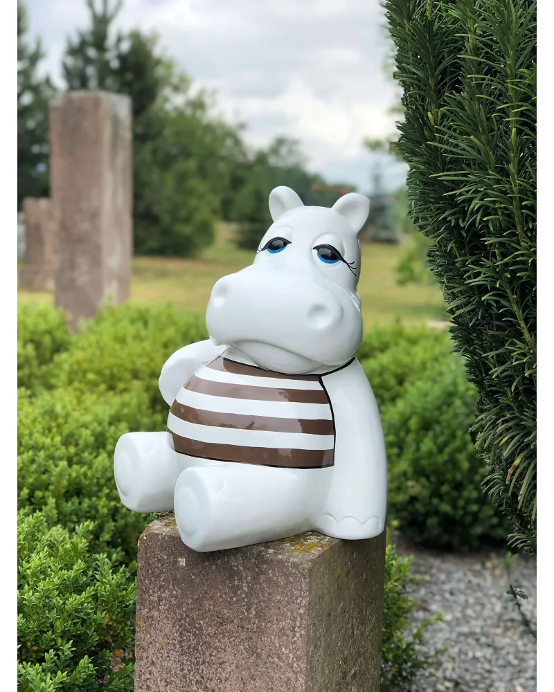 Hippopotame assis L MARIN en résine de couleur blanc et brun polyester résistant au gel et à la pluie. Hippopotame assis L MARIN en résine de couleur blanc et brun polyester résistant au gel et à la pluie.