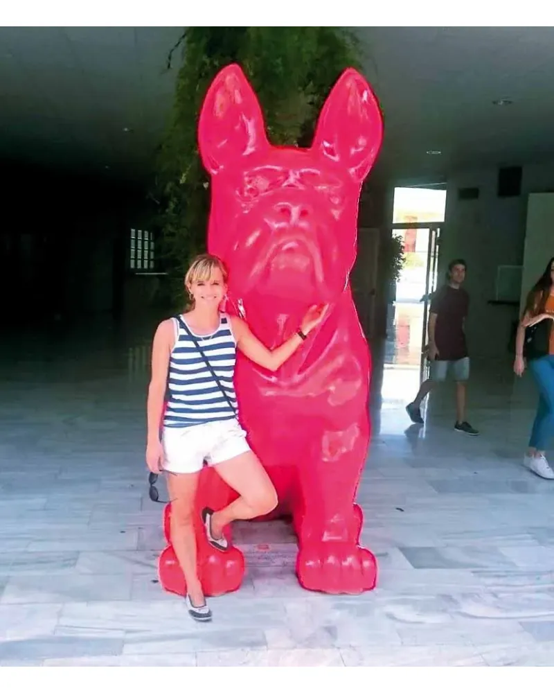 Bulldog géant assis, résistant au gel, à la pluie et aux UV du soleil. Bulldog géant assis, résistant au gel, à la pluie et aux UV du soleil.