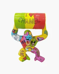 Gorilla M usando um barril “I Love Chanel”