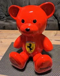 Oso de peluche sentado Ferrari rojo