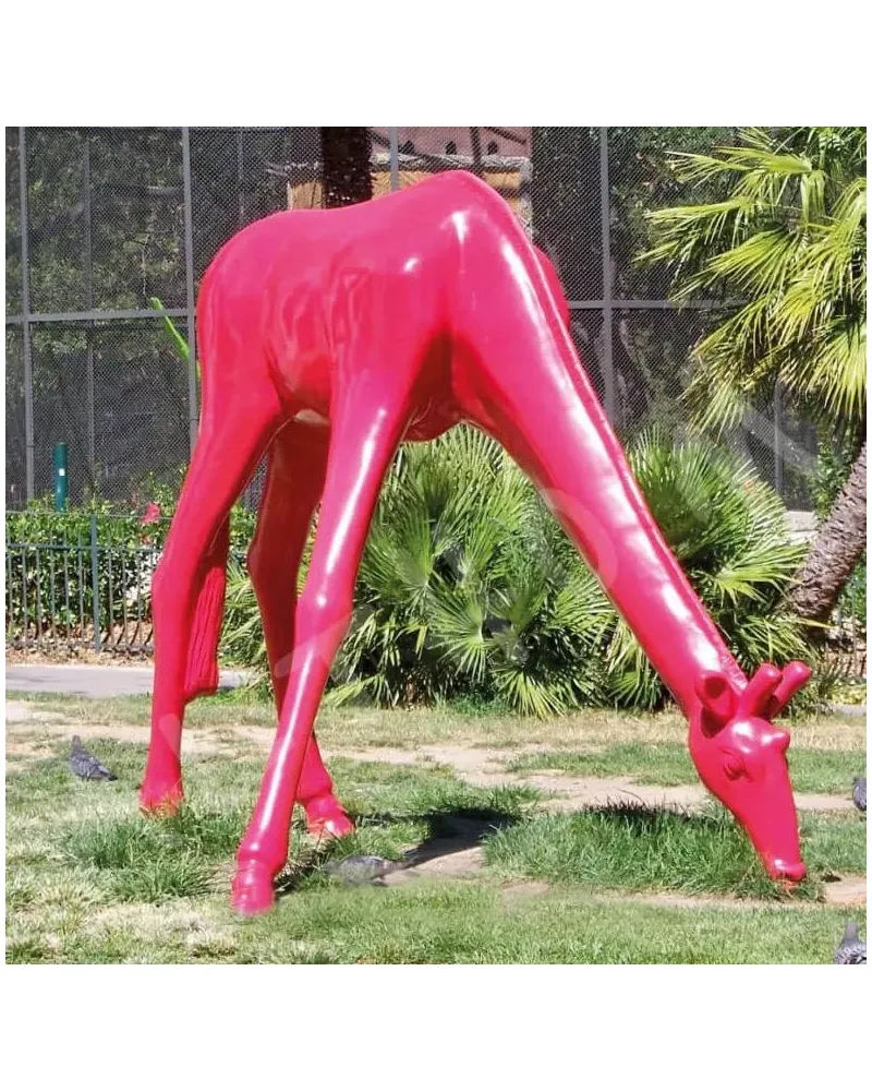 Très grande Girafe fuchsia de 205 cm en résine polyester fibrée et résistante aux intempéries. Très grande Girafe fuchsia de 205 cm en résine polyester fibrée et résistante aux intempéries.