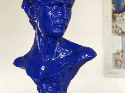 Resin busts, for a chic effect in your office